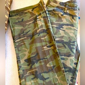 SHEIN CAMO CARGO PANTS/ LOW WAIST- TALL LARGE- LIKE NEW💚